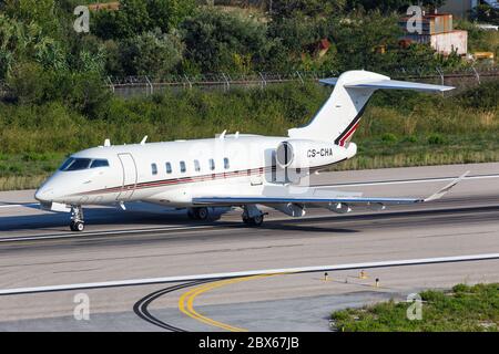 Skiathos, Grèce - 31 juillet 2019 : NetJets Europe Bombardier Challenger 350 avion à l'aéroport de Skiathos (JSI) en Grèce. Banque D'Images