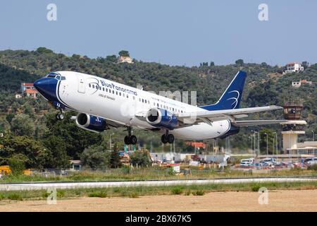 Skiathos, Grèce - 2 août 2019 : avion Blue Panorama Boeing 737-400 à l'aéroport de Skiathos (JSI) en Grèce. Boeing est une usine américaine d'avions Banque D'Images