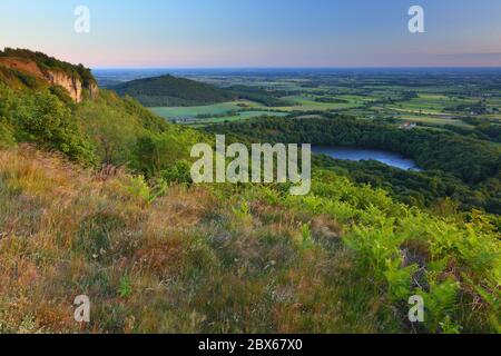 Vue en hauteur du North Yorkshire et du lac Gormire depuis Sutton Bank près de Thirsk, parc national des North Yorkshire Moors, Angleterre, Royaume-Uni Banque D'Images