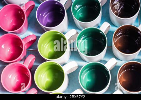 Mug en verre céramique coloré de forme et de forme différentes. Vue de dessus Banque D'Images