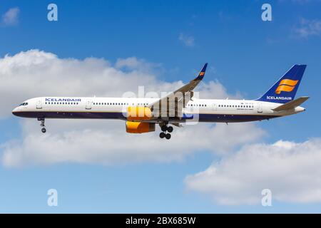 Londres, Royaume-Uni - 1er août 2018 : avion Icelandair Boeing 757-300 à l'aéroport de Londres Heathrow (LHR) au Royaume-Uni. Banque D'Images