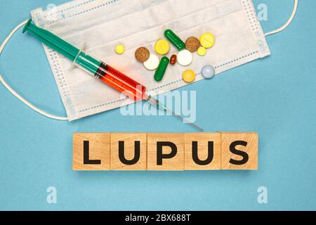 Cale en bois forment le mot lupus. Concept médical. Banque D'Images
