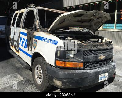 Véhicule de NYPD brûlé pendant la manifestation, University place et 12th Street, New York City, New York, États-Unis, mai 2020 Banque D'Images