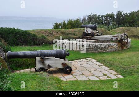 Un canon fixe et un canon mobile dans la batterie du roi Charles sur la garnison, St Mary's, Isles of Scilly, Cornwall. ROYAUME-UNI Banque D'Images