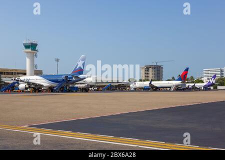 Cartagena, Colombie - 27 janvier 2019 : Delta LAN et Wingo Airplanes l'aéroport de Cartagena (CTG) en Colombie. Banque D'Images