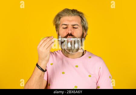 ambiance de fête ou de vacances. sentiment d'enfant et de childese. vrai bonheur. homme mature bulles de savon. homme avec souffleur de bulles. bonne humeur. Entrez dans l'enfance. Créativité. Banque D'Images