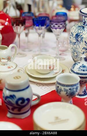 porcelaine avec verres à vin bleus Banque D'Images