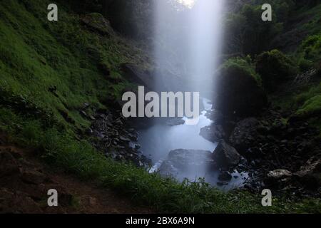 La célèbre cascade de Salins (Cantal, France) à la fin de la journée en août. Photographié en exposition longue, il ressemble à un rideau blanc. Banque D'Images