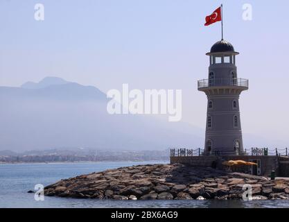 Phare avec le drapeau turc, dans le port d'Alanya, Turquie Banque D'Images