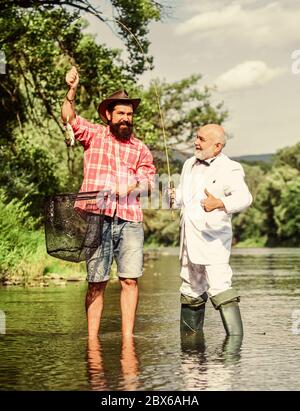 D'autres pêcheurs. La bonne pêche. Les barbus de la pêche. La fête de la famille. Passe-temps et des loisirs. La capture de poissons avec un ami. Les amis pêcher des poissons. Lucky et qualifiés. Spinners et attaquer. Belle prise. À l'appât et crochet. Banque D'Images