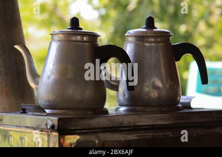 Deux pots de thé turc traditionnels sur un poêle, à Alanya, Turquie Banque D'Images