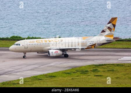 Mahé, Seychelles - 2 février 2020 : Etihad Airbus A320 à l'aéroport de Mahé (SEZ) aux Seychelles. Airbus est un fabricant européen d'avions b Banque D'Images