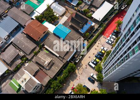 Vue depuis le haut étage des rues de Bangkok. Grands bâtiments et toits de petites maisons. Paysage urbain. Banque D'Images