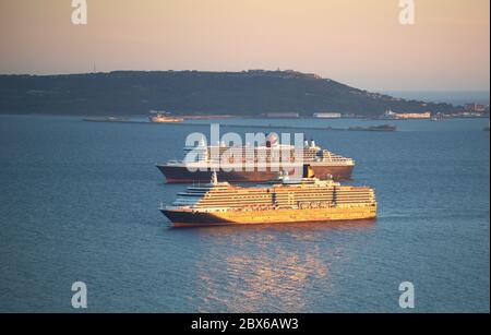 Les navires Cunard Queen Victoria et Queen Mary 2 ont été ancrés à Weymouth Bay, Dorset, au Royaume-Uni, pendant le confinement du coronavirus. Au-delà de l'île de Portland Banque D'Images