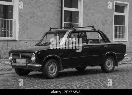 RAHIV, UKRAINE - 15 septembre 2015 éditorial : vieille voiture noire et blanche dans l'ancien pays soviétique Rahiv, Ukraine Banque D'Images