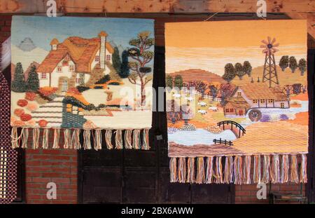 RAHIV, UKRAINE - 15 septembre 2015 : tapis et tapis rouges souvenirs représentant des scènes rurales dans le sud de l'Ukraine Banque D'Images