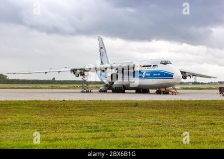 Schkeuditz, Allemagne - 31 août 2017 : vol an-124-100 de Volga-Dnepr Airlines Antonov à l'aéroport de Leipzig Halle (LEJ) en Allemagne. Banque D'Images