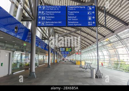 Schkeuditz, Allemagne - 31 août 2017 : terminal de l'aéroport de Leipzig Halle (LEJ) en Allemagne. Banque D'Images