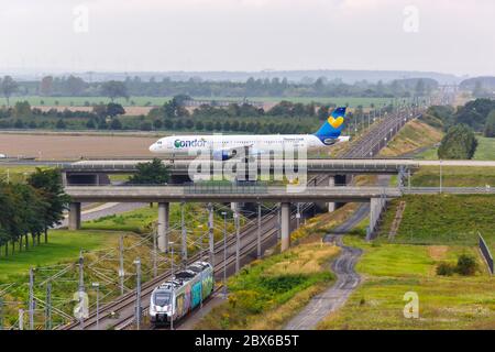 Schkeuditz, Allemagne - 31 août 2017 : Condor Airbus A321 à l'aéroport de Leipzig Halle (LEJ) en Allemagne. Airbus est un fabricant européen d'avions Banque D'Images
