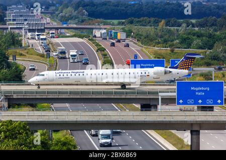 Schkeuditz, Allemagne - 31 août 2017 : avion Lufthansa Regional CityLine Bombardier CRJ-900 à l'aéroport de Leipzig Halle (LEJ) en Allemagne. Banque D'Images