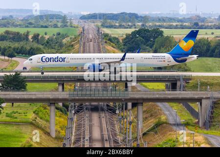 Schkeuditz, Allemagne - 31 août 2017 : Condor Boeing 757-300 à l'aéroport de Leipzig Halle (LEJ) en Allemagne. Boeing est un fabricant d'avions américain Banque D'Images