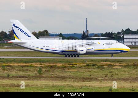 Schkeuditz, Allemagne - 31 août 2017 : avion an-124-100 Antonov Airlines à l'aéroport de Leipzig Halle (LEJ) en Allemagne. Banque D'Images