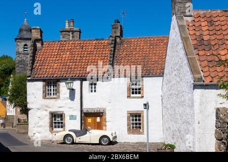 Une voiture de sport Triumph TR3A 1959 devant une ancienne maison traditionnelle dans le beau village de Culross, Fife, Écosse. Banque D'Images