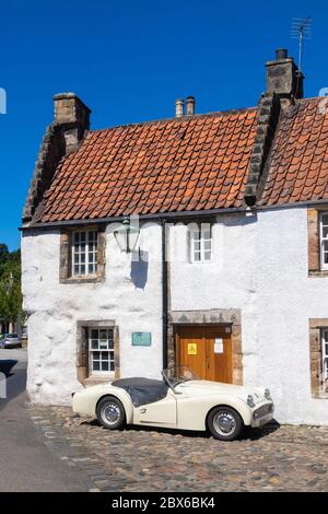 Une voiture de sport Triumph TR3A 1959 devant une ancienne maison traditionnelle dans le beau village de Culross, Fife, Écosse. Banque D'Images