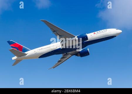 Francfort, Allemagne - 27 mai 2020 : Delta Air Lines Boeing 777-200LR à l'aéroport de Francfort (FRA) en Allemagne. Boeing est un fabricant d'avions américain Banque D'Images