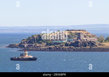 Un remorqueur situé près de l'île d'Inchcolm, Firth of Forth, Écosse Banque D'Images