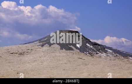 Volcan de boue Paclele mari à Buzau, Roumanie. Les volcans Berca Mud sont une réserve géologique et botanique. Petites structures en forme de volcan causées Banque D'Images