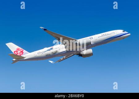 Francfort, Allemagne - 27 mai 2020 : avion Airbus A350-900 de China Airlines à l'aéroport de Francfort (FRA) en Allemagne. Airbus est un fabricant d'avions européens Banque D'Images