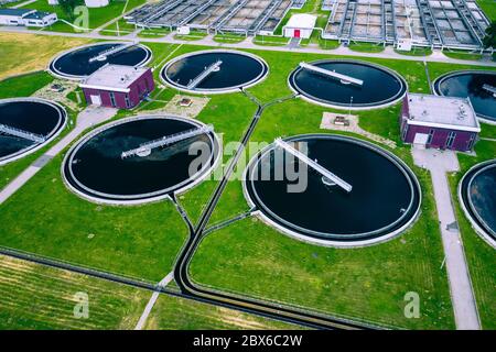 Vue aérienne de la ferme des eaux usées. Réservoirs de clarification et herbe verte. Vue de dessus de l'usine de traitement des eaux usées. Texture d'arrière-plan géométrique. Banque D'Images