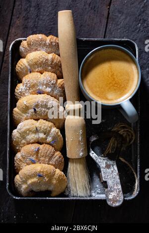 Biscuits dans une boîte avec café aromatique.snack avec espresso.nourriture saine et boisson.délicieux cookie. Banque D'Images