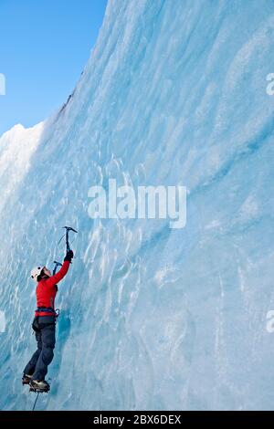 Femme grimpant sur le glacier Fjallsjökull en Islande Banque D'Images