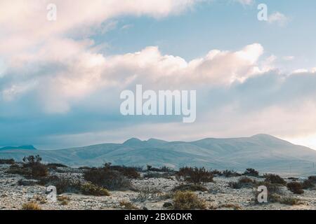 Nuages au-dessus du paysage volcanique du désert Banque D'Images