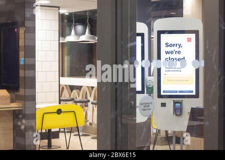 « nous sommes fermés » affiché sur l'écran du terminal de commande McDonald's au restaurant de la station-service du drive, en Angleterre, au Royaume-Uni Banque D'Images