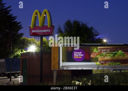 Affiche du sandwich au bacon Grand Big Mac à McDonald's près de l'autoroute M25, Angleterre, Royaume-Uni Banque D'Images