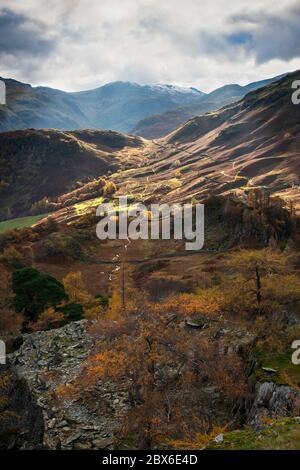 Rayons d'automne de la lumière du soleil se diffusant à travers les nuages et éclairant la vallée inférieure de Borrowdale, vue de Castle Crag, Lake District, Cumbria, Angleterre Banque D'Images