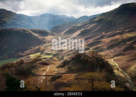 Rayons d'automne de la lumière du soleil se diffusant à travers les nuages et éclairant la vallée inférieure de Borrowdale, vue de Castle Crag, Lake District, Cumbria, Angleterre Banque D'Images