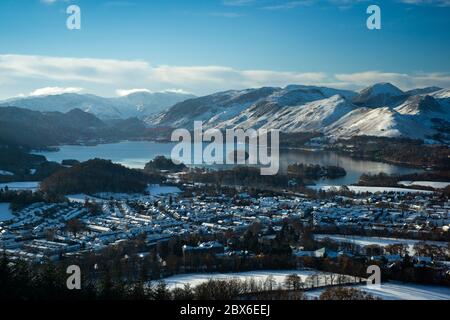 Une vue magnifique sur Keswick, Derwentwater et les coquillages environnants, Lake District, Cumbria, Angleterre. Pris de Lattigg est tombé. Banque D'Images