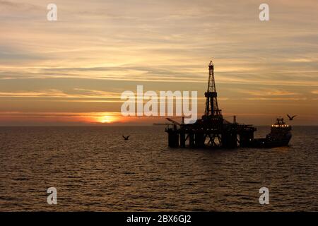 Engin de forage semi-submersible Sedco 704 voir au coucher du soleil dans le secteur britannique de la mer du Nord. Banque D'Images