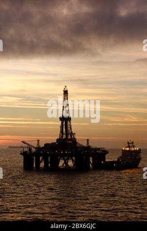 Engin de forage semi-submersible Sedco 704 voir au coucher du soleil dans le secteur britannique de la mer du Nord. Banque D'Images