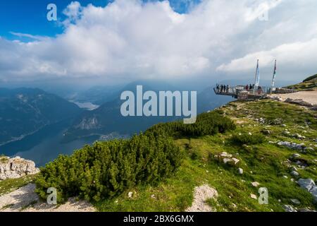 Vue imprenable sur la région du Salzkammergut, OÖ, Autriche, vue depuis la plate-forme d'observation de 5 doigts au sommet de la montagne Krippenstein Banque D'Images