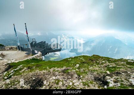 Vue imprenable sur la région du Salzkammergut, OÖ, Autriche, vue depuis la plate-forme d'observation de 5 doigts au sommet de la montagne Krippenstein Banque D'Images