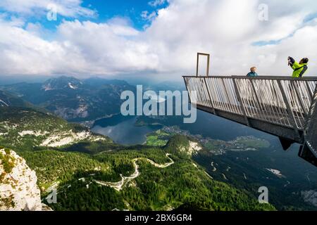 Touriste posant devant une vue imprenable sur la plate-forme d'observation de 5 doigts au sommet de la montagne Krippenstein, région de Salzkammergut, OÖ, Autriche Banque D'Images