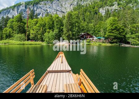 Un 'Plätte', un bateau plat traditionnel, approchant le restaurant 'Fischerhütte' au légendaire lac Toplitz, région de l'Ausseer Land, Styrie, Autriche Banque D'Images