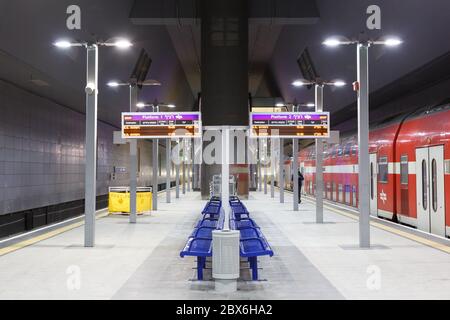 Jérusalem, Israël - 17 février 2019 : gare ferroviaire Yitzhak Navon de Jérusalem avec symétrie régionale des trains en Israël. Banque D'Images