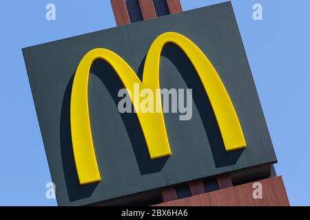 Stuttgart, Allemagne - 22 avril 2020 : logo McDonalds McDonald's Restaurant Mc Donald's Mc Donalds Stuttgart en Allemagne. Banque D'Images