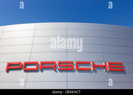Stuttgart, Allemagne - 22 avril 2020 : concessionnaire de voitures Porsche à Stuttgart Zuffenhausen, Allemagne. Banque D'Images